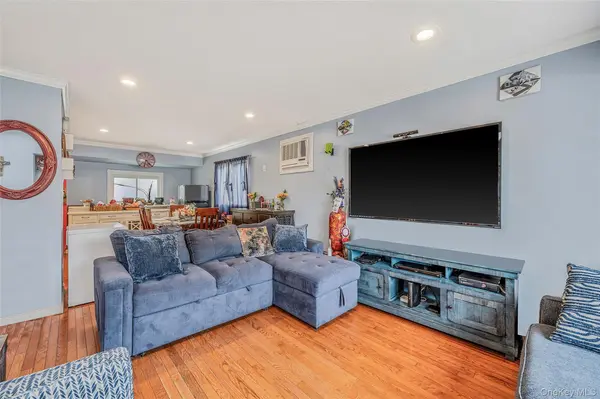 46 W Willow ST, Brentwood, NY 11717