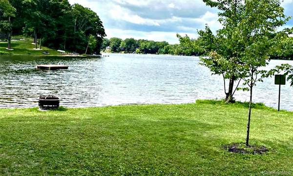 65 Patricia LN, Clinton Corners, NY 12514