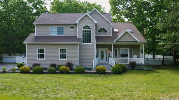 5 Mill Race RD, Hampton Bays, NY 11946
