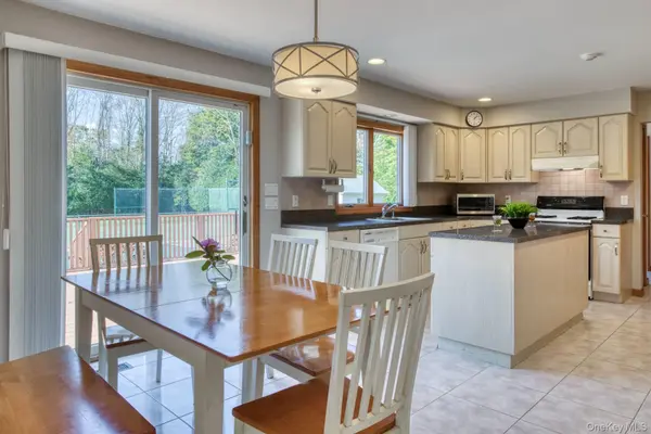 7 Sea Breeze AVE, Westhampton, NY 11977