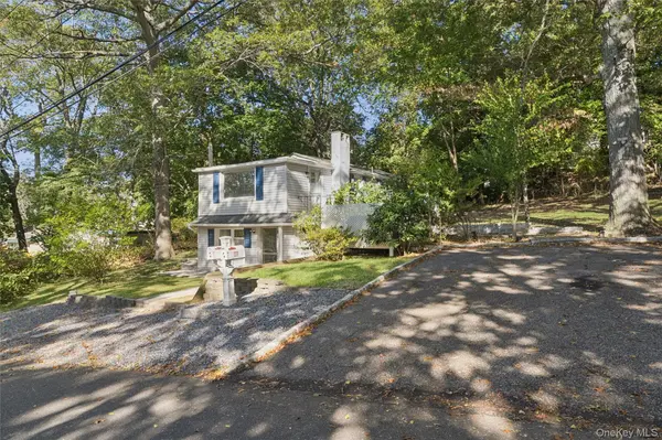 7 Yucca RD, Rocky Point, NY 11778