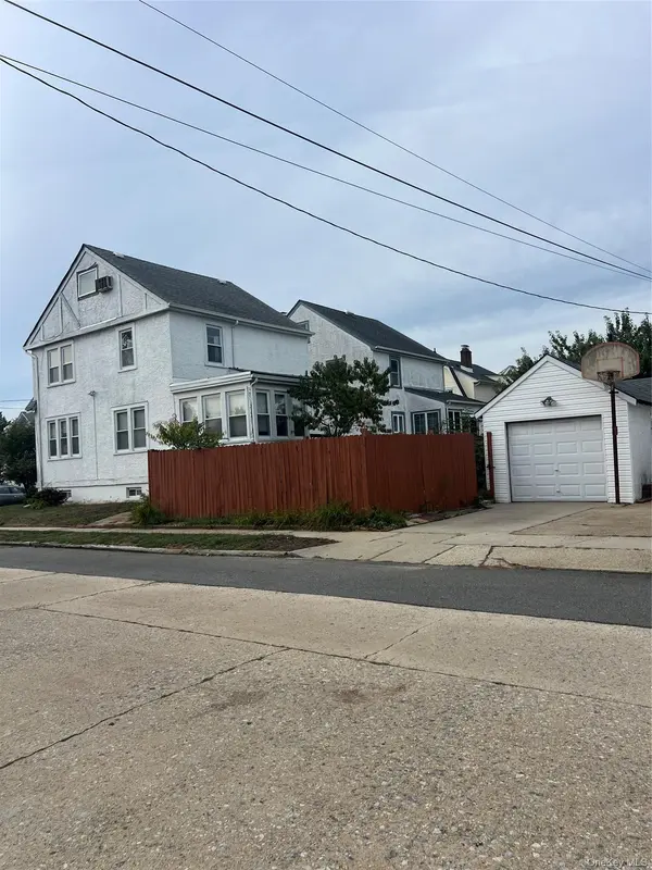90 Pearsall AVE, Lynbrook, NY 11563