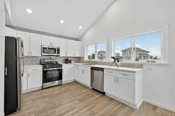 88 Bayview AVE, Lindenhurst, NY 11757
