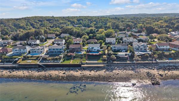 43 Oak Point DR, Bayville, NY 11709