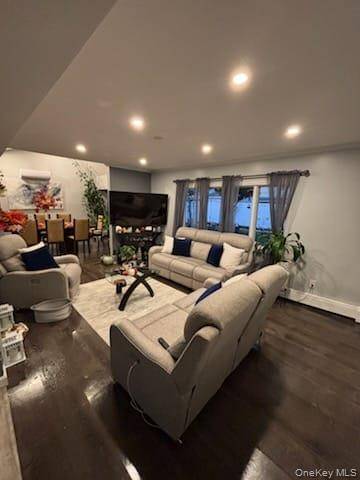 25 Arcadia LN, Hicksville, NY 11801