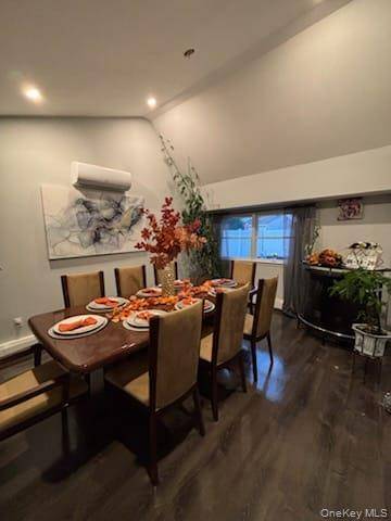 25 Arcadia LN, Hicksville, NY 11801