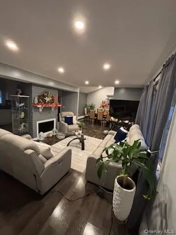 25 Arcadia LN, Hicksville, NY 11801