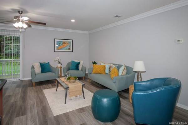 172 Overlook DR #172, Farmingville, NY 11738
