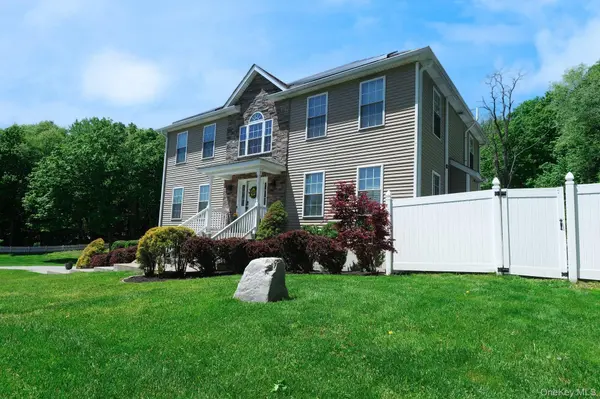 94 Robinson LN, Wappingers Falls, NY 12590