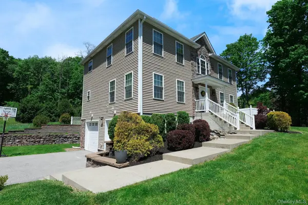 94 Robinson LN, Wappingers Falls, NY 12590