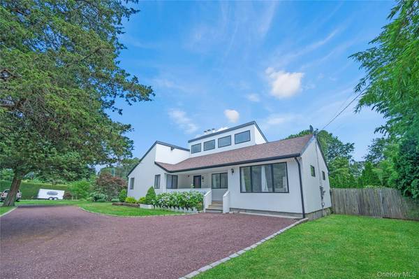8 School ST, Hampton Bays, NY 11946