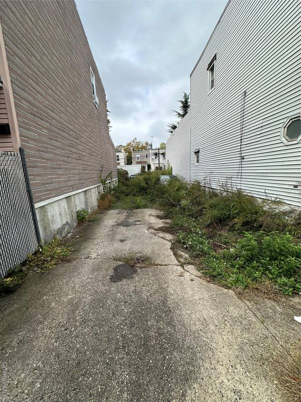 73-30 72 ST, Glendale, NY 11385