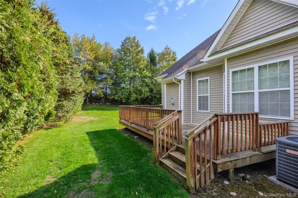 48 Avery LN, Miller Place, NY 11764
