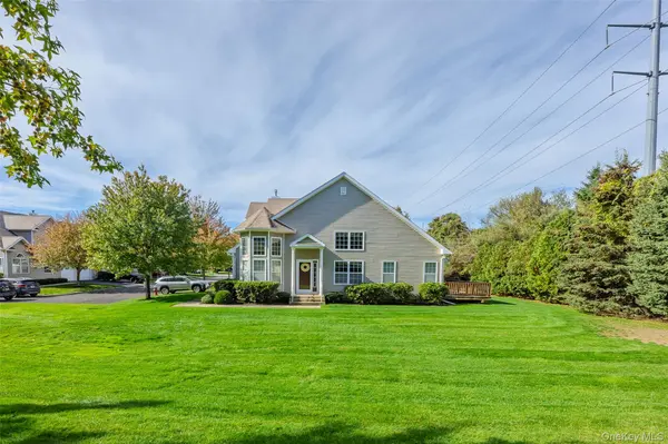 48 Avery LN, Miller Place, NY 11764