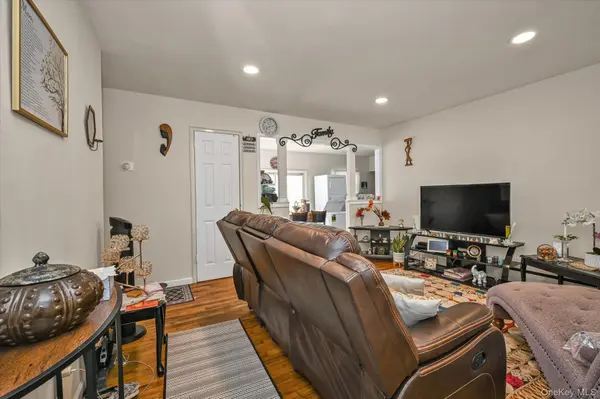 16 E Chestnut ST, Central Islip, NY 11722