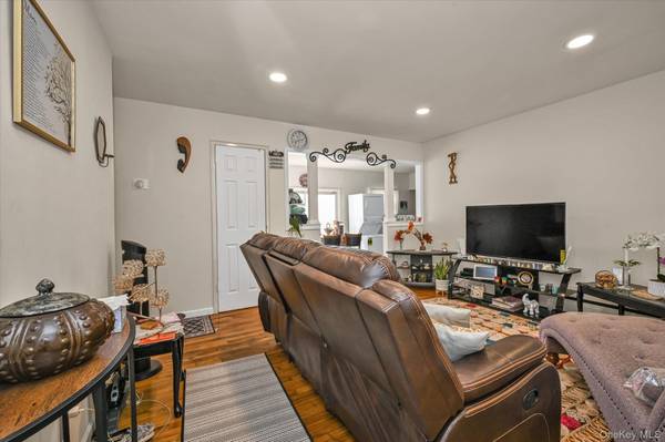 16 E Chestnut ST, Central Islip, NY 11722