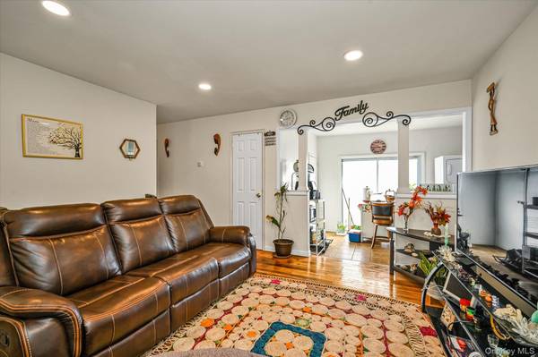 16 E Chestnut ST, Central Islip, NY 11722