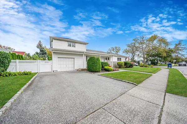 138 Claudy LN, New Hyde Park, NY 11040