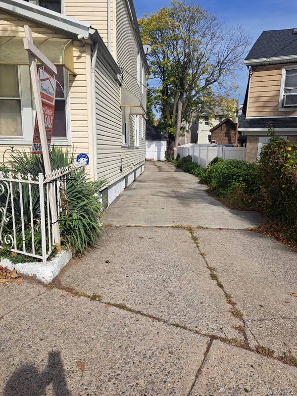 107-15 Van Wyck EXPY, Jamaica, NY 11435