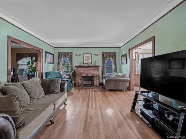 186-34 Henley RD, Jamaica Estates, NY 11432
