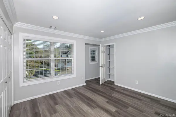 145 Horizon View DR #145, Farmingville, NY 11738