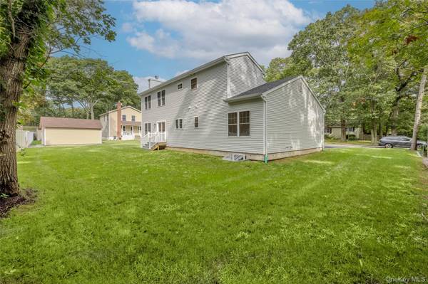 40 Zenith RD, Rocky Point, NY 11778