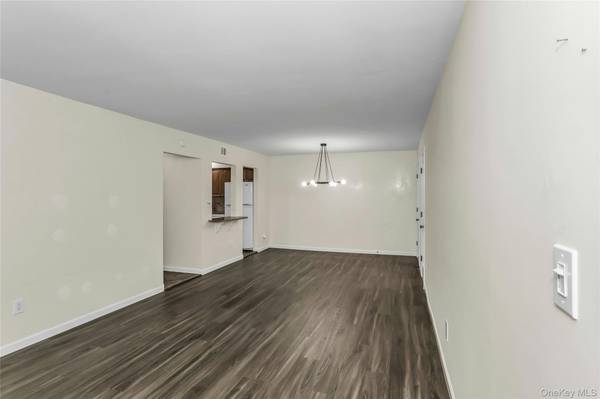 93 Palo Alto DR, Plainview, NY 11803
