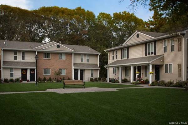 3 Country Club DR #39B, Coram, NY 11727