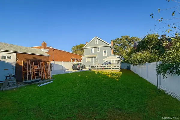 14 Parsons DR, Hempstead, NY 11550
