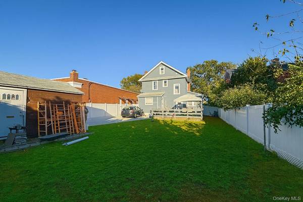 14 Parsons DR, Hempstead, NY 11550