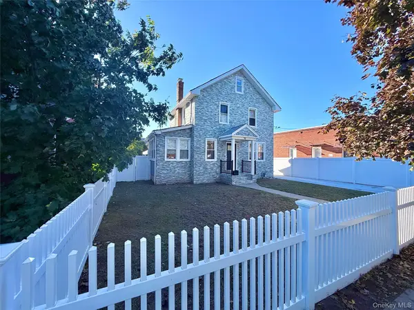 14 Parsons DR, Hempstead, NY 11550