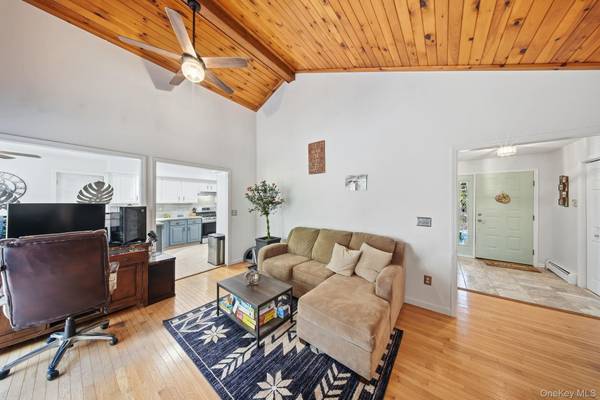 44 Florio Earl RD, Wurtsboro, NY 12790