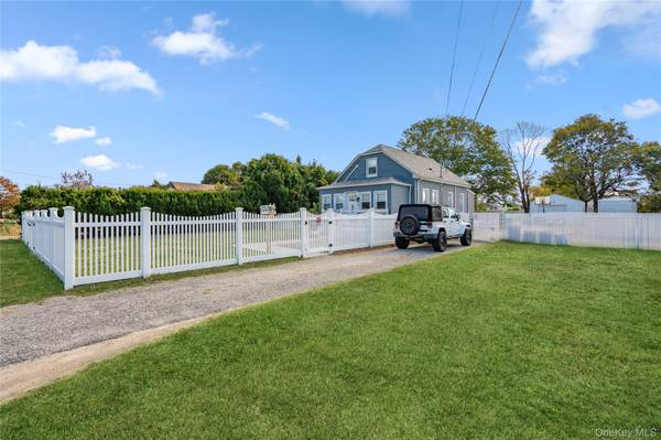 48 Farmers AVE, Lindenhurst, NY 11757