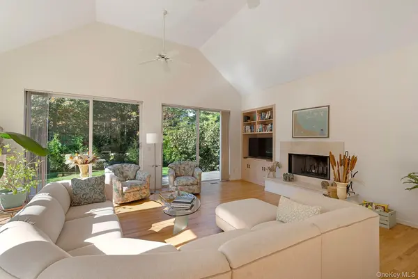 45 Huckleberry LN, East Hampton, NY 11937