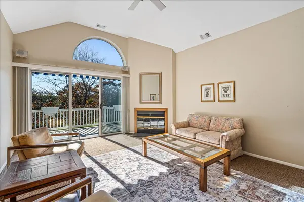 414 Lindsay LN, Moriches, NY 11955