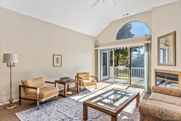 414 Lindsay LN, Moriches, NY 11955