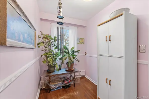 220-47 73rd AVE #Upper, Bayside, NY 11364