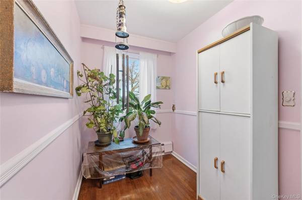 220-47 73rd AVE #Upper, Bayside, NY 11364