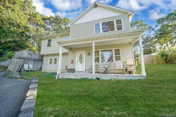 97 Locust DR, Rocky Point, NY 11778