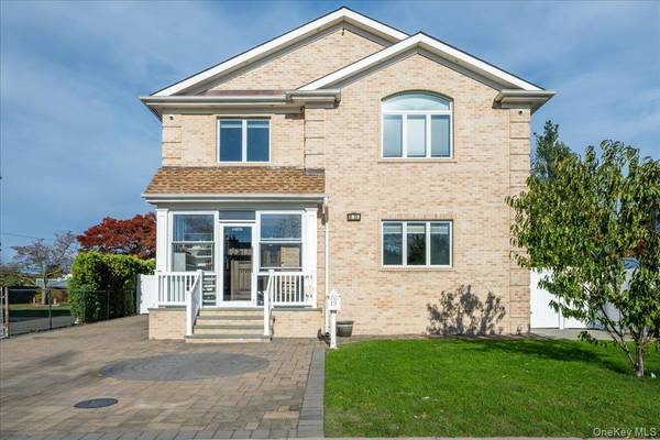 19 8th ST, Hicksville, NY 11801