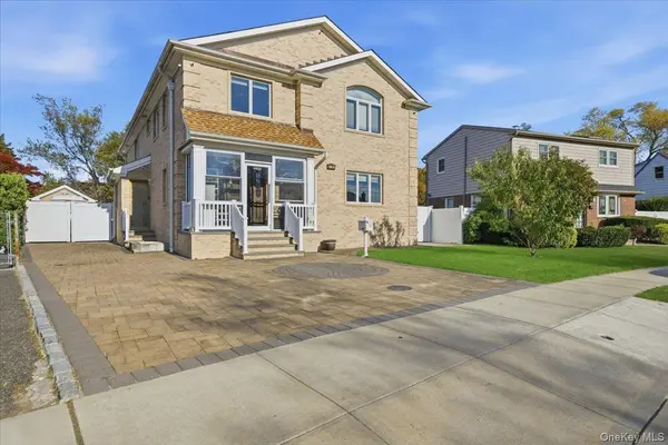 19 8th ST, Hicksville, NY 11801