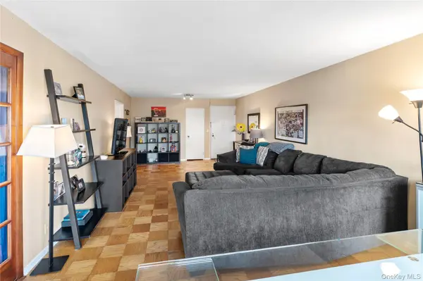 70-31 108th ST #7H, Forest Hills, NY 11375