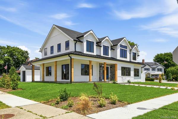 37 Star LN, Levittown, NY 11756