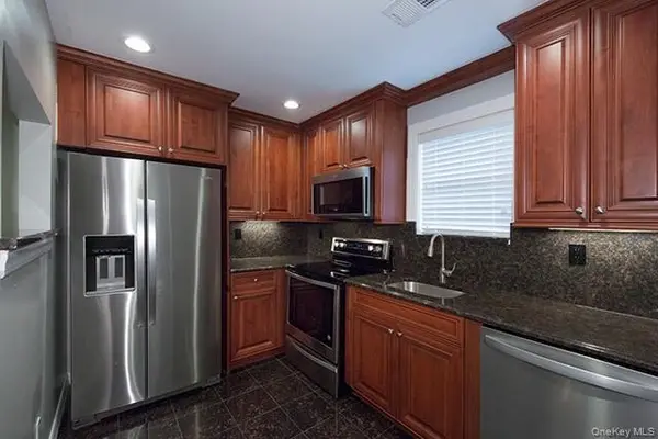 100 Villa D'est DR #D- 16, Coram, NY 11727