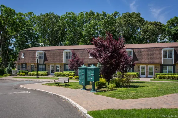 100 Villa D'est DR #D- 16, Coram, NY 11727