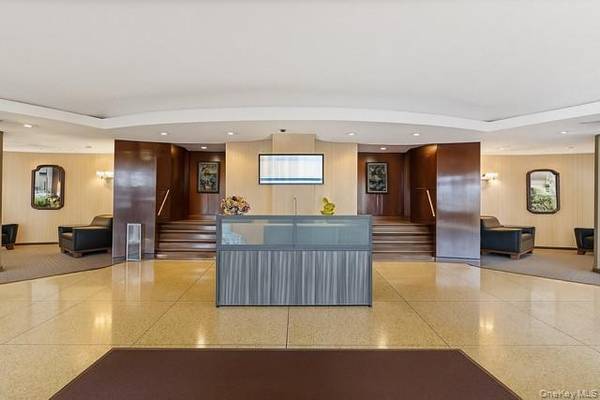 61-20 Grand Central Pkwy #A900, Forest Hills, NY 11375