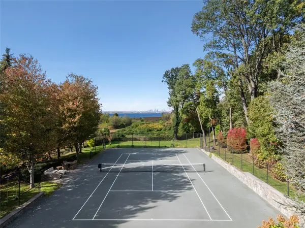 25 Soundview LN, Sands Point, NY 11050