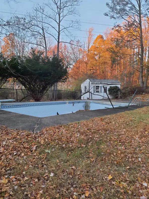 65 Laura DR, Airmont, NY 10952