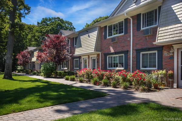 11 Kingsley PL #1104B, Coram, NY 11727