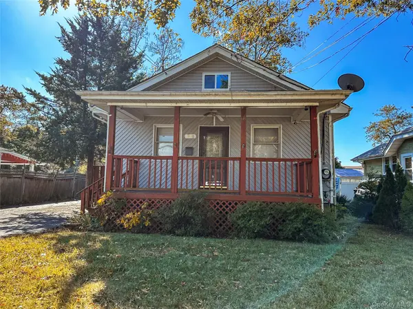 38 W Smith ST, Amityville, NY 11701